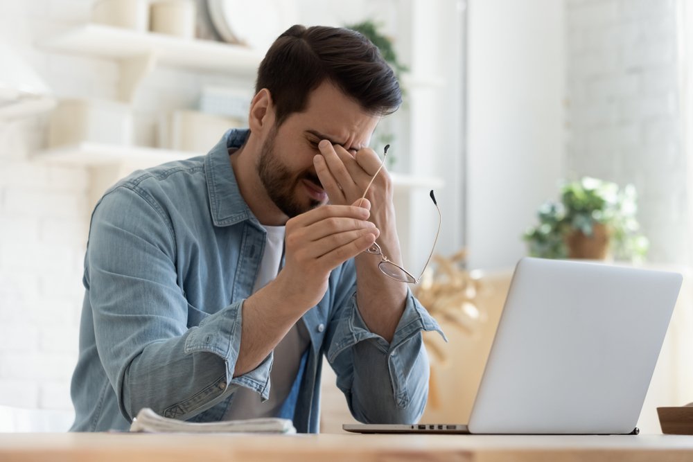 homme frustré ordinateur