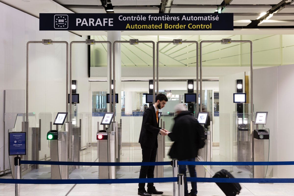 Les sas PARAFE permettent d'automatiser les contrôles d'identité aux frontières et sont de plus en plus nombreux dans les aéroports. Leur utilisation est facultative, mais peu de voyageurs et voyageuses en ont conscience. © Zoo Studio pour Groupe ADP