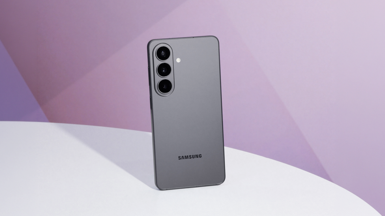 Avec ses 167 grammes, le Galaxy S26 reste maniable d’une seule main ©Samsung