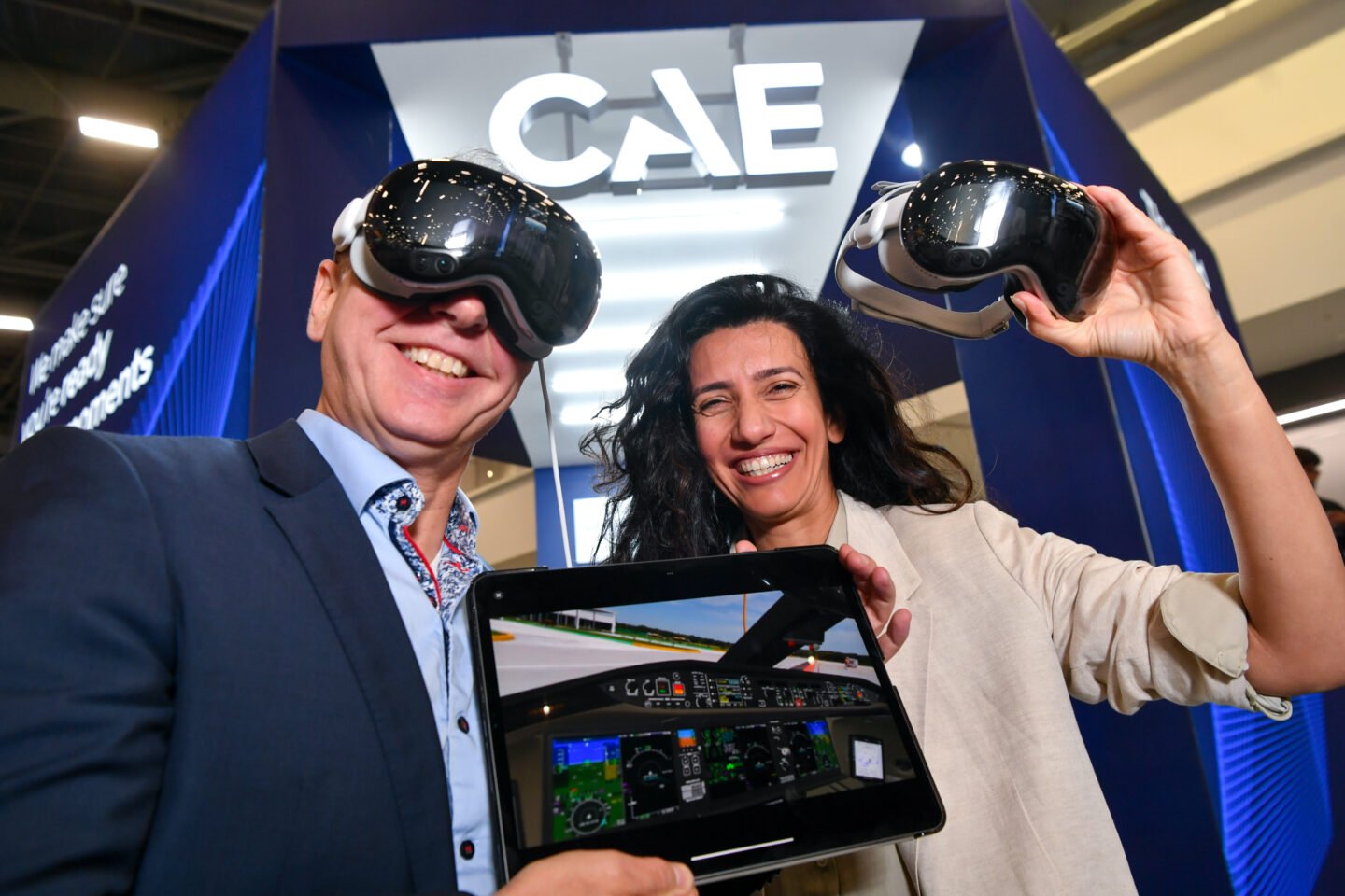 Les équipes de CAE présentant leur solution d'apprentissage pour le Vision Pro © CAE