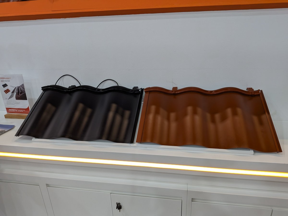 Le système de tuiles solaires de Jackery est en fait un panneau solaire peint et bombé pour reproduire la forme des tuiles de nos toits. ©Nicolas Guyot pour Clubic