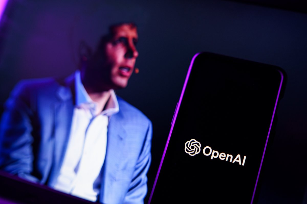 Le logo d'OpenAI affiché sur un smartphone, avec Sam Altman en fond © Rokas Tenys / Shutterstock
