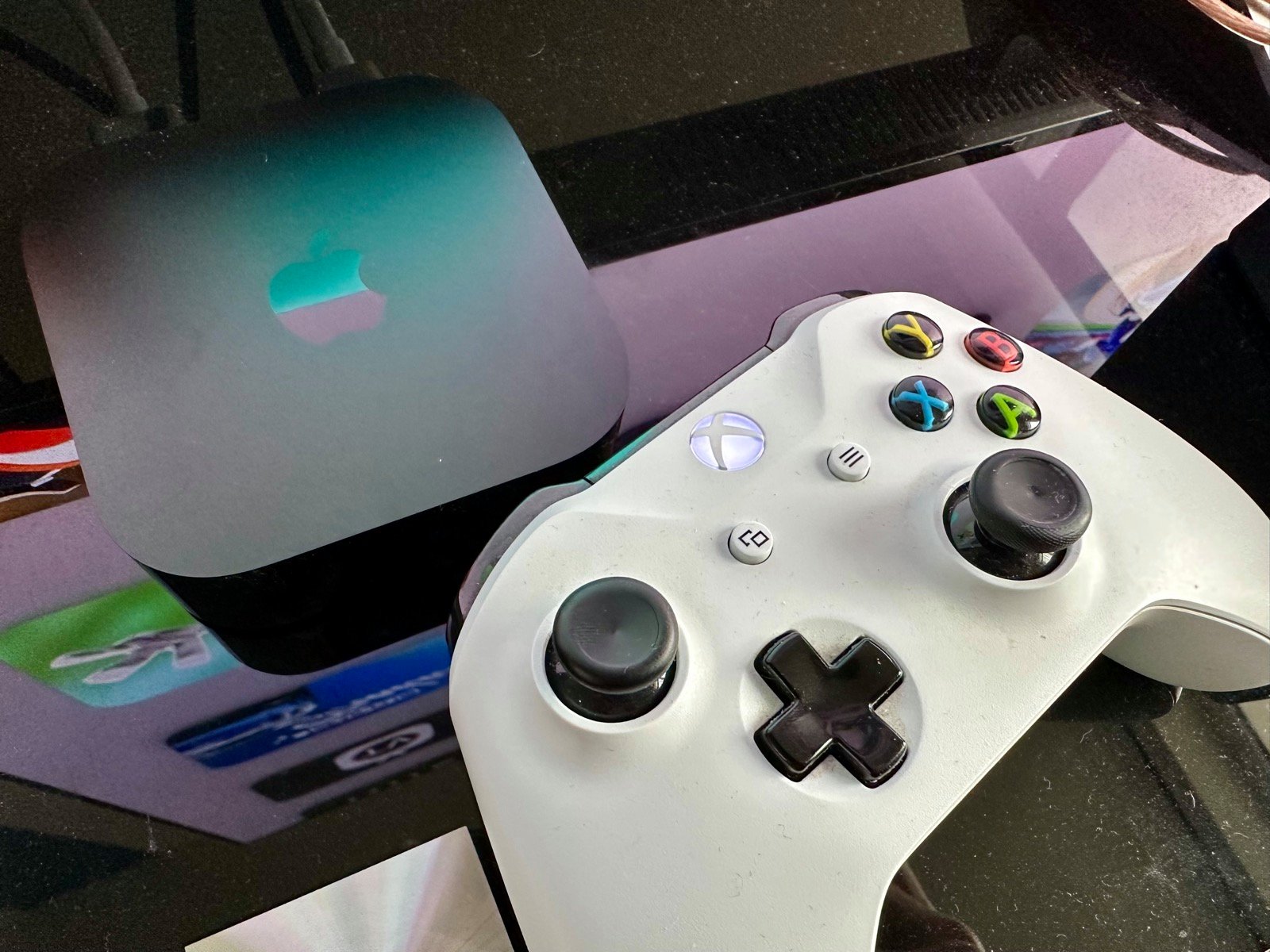 La box Apple TV 4K avec une manette de Xbox posée à côté © Mathieu Grumiaux pour Clubic