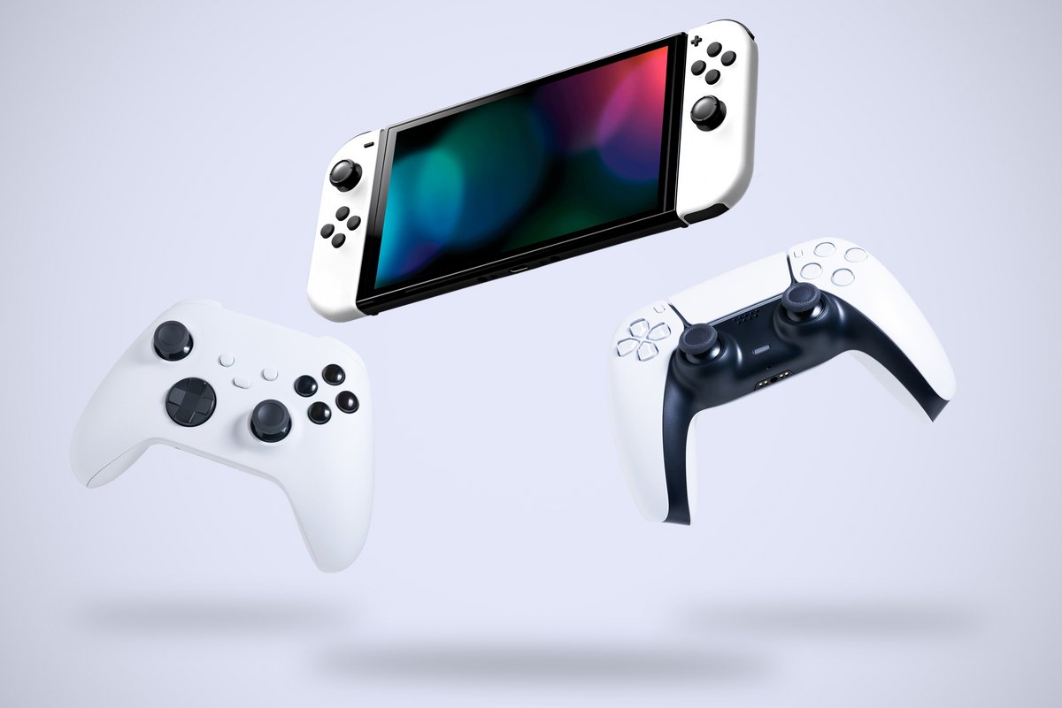 Manettes de Xbox, PlayStation et Nintendo Switch © Miguel Lagoa / Shutterstock