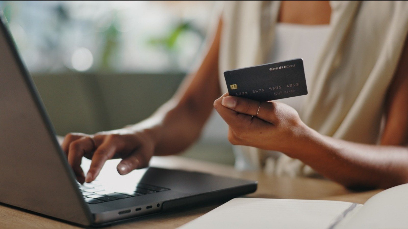 Attention, votre carte de crédit expirée n'est pas totalement désactivée - ©PeopleImages / Shutterstock