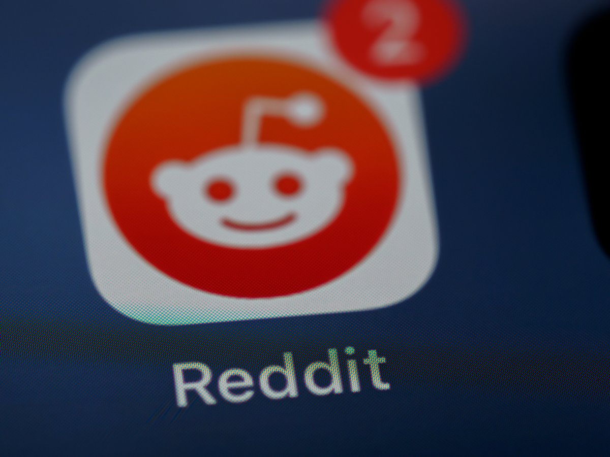 Le logo de l'application Reddit. © Unsplash / Brett Jordan