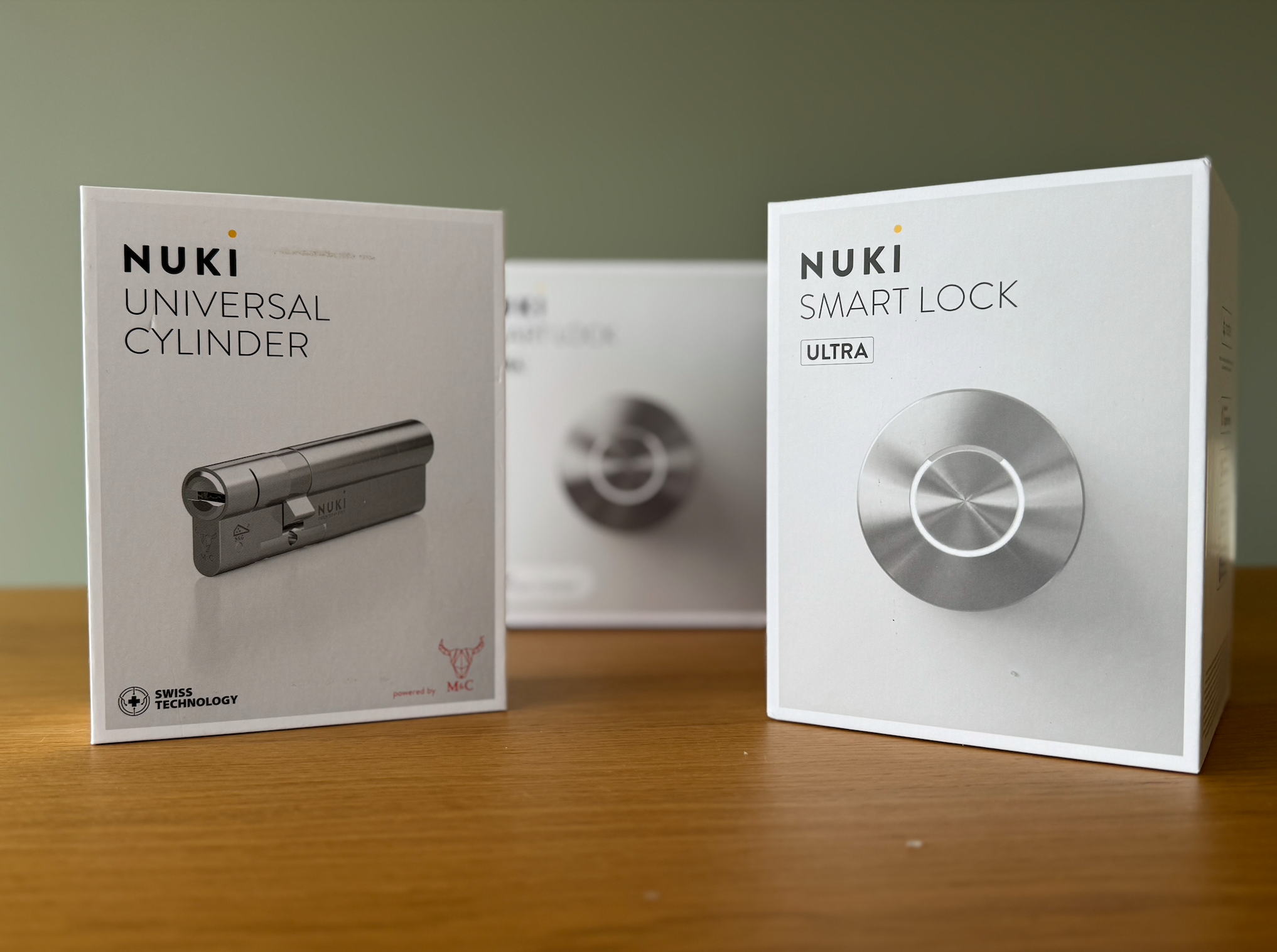 Les packshots de la serrure connectée Nuki Smart Lock Ultra et son cylindre. ©Philippe Du Noyer pour Clubic