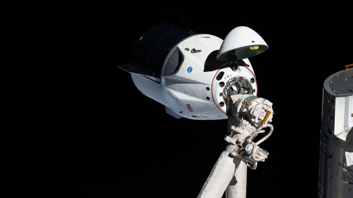 Crew Dragon avec le "nez ouvert" pour laisser l'accès à l'écoutille avant, lors de son approche de la station. Crédits NASA