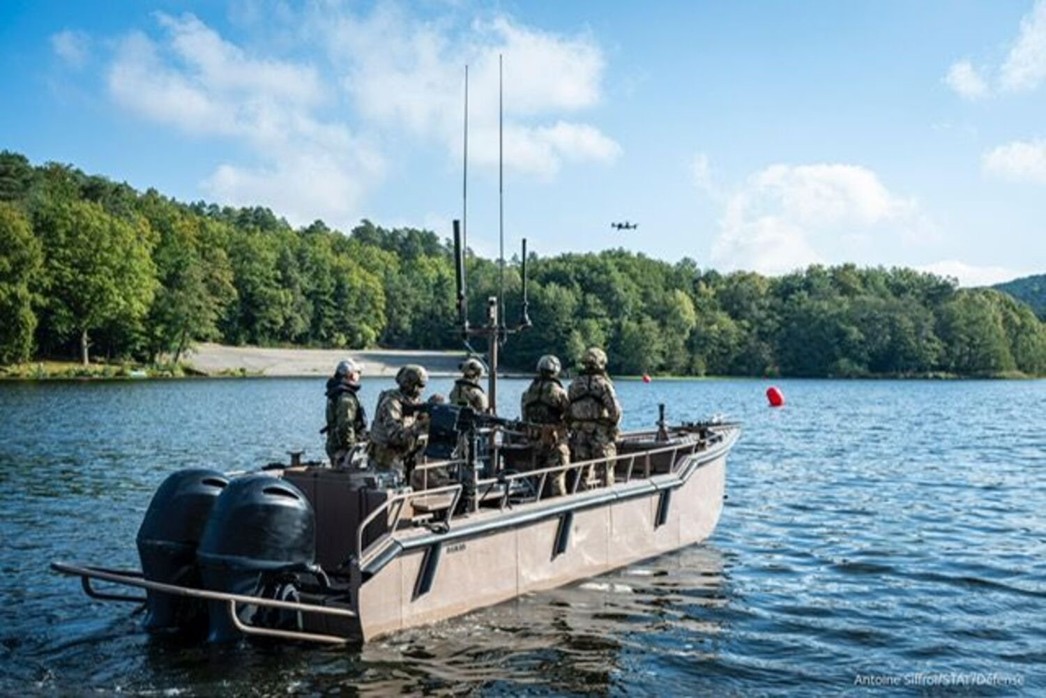 L'armée française teste un essaim de 25 drones pilotés depuis un bateau militaire © Antoine Siffroi / STAT /Défense