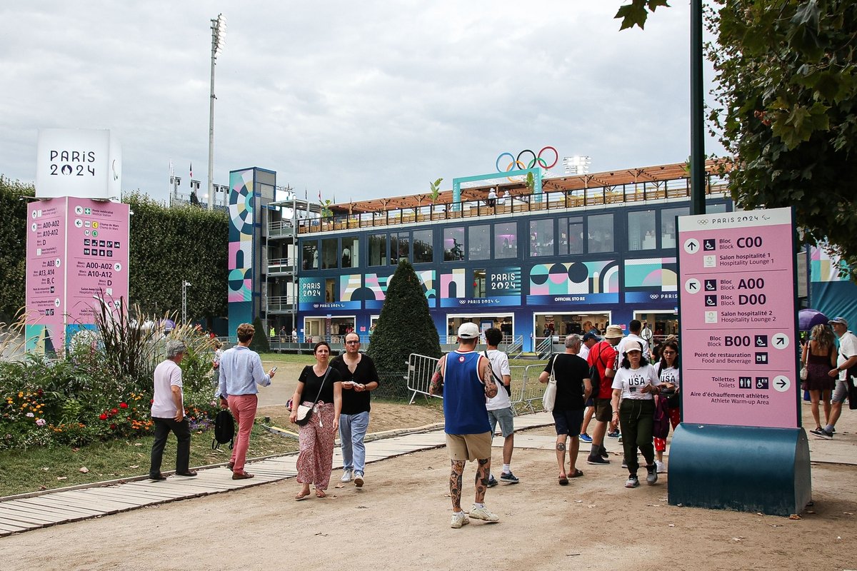 Le stade de beach volley de la Tour Eiffel pour les Jeux Olympiques de Paris 2024 © Antonin Albert / Shutterstock