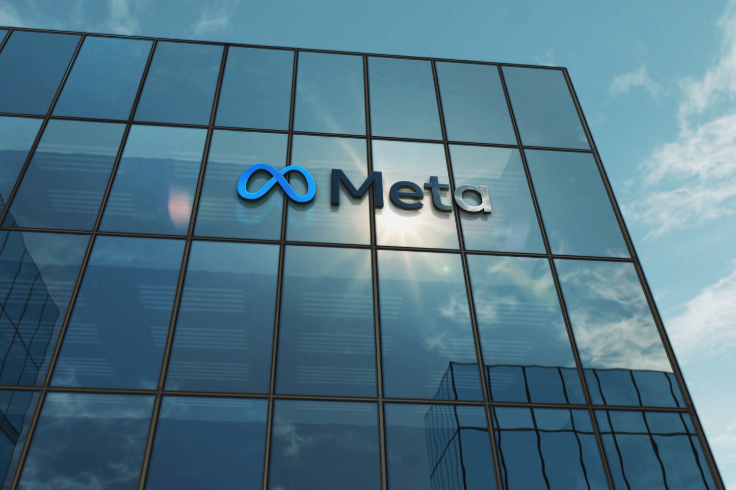 Le logo de Meta sur la devanture d'un immeuble. ©Skorzewiak / Shutterstock