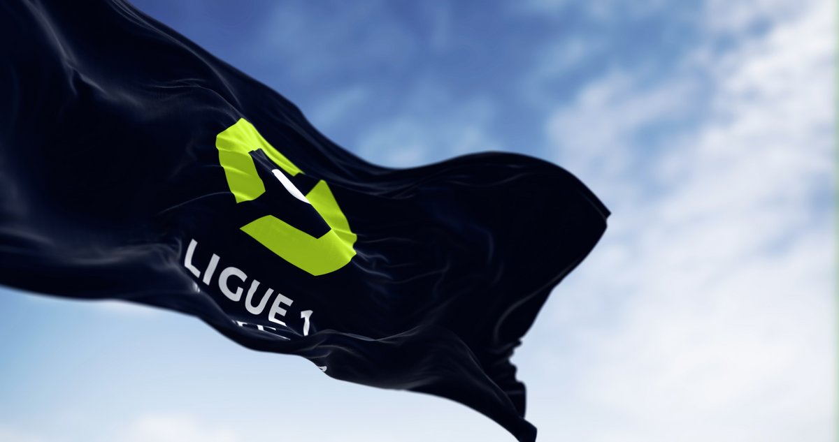 Le drapeau de la Ligue 1 flotte au vent © Shutterstock