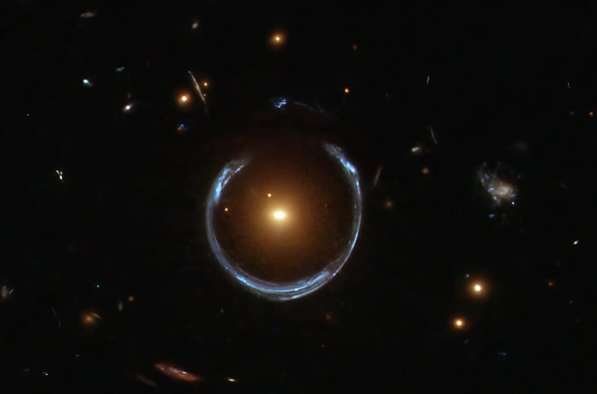  Le Fer à cheval cosmique est un exemple remarquable de lentille gravitationnelle forte, ici pris en photo par le télescope Hubble.  © ESA / Hubble & NASA