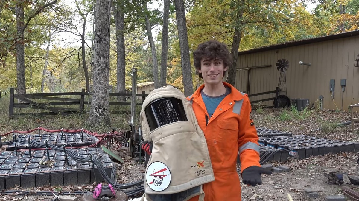 Le créateur n'oublie pas les EPI ! © Drake Anthony/YouTube