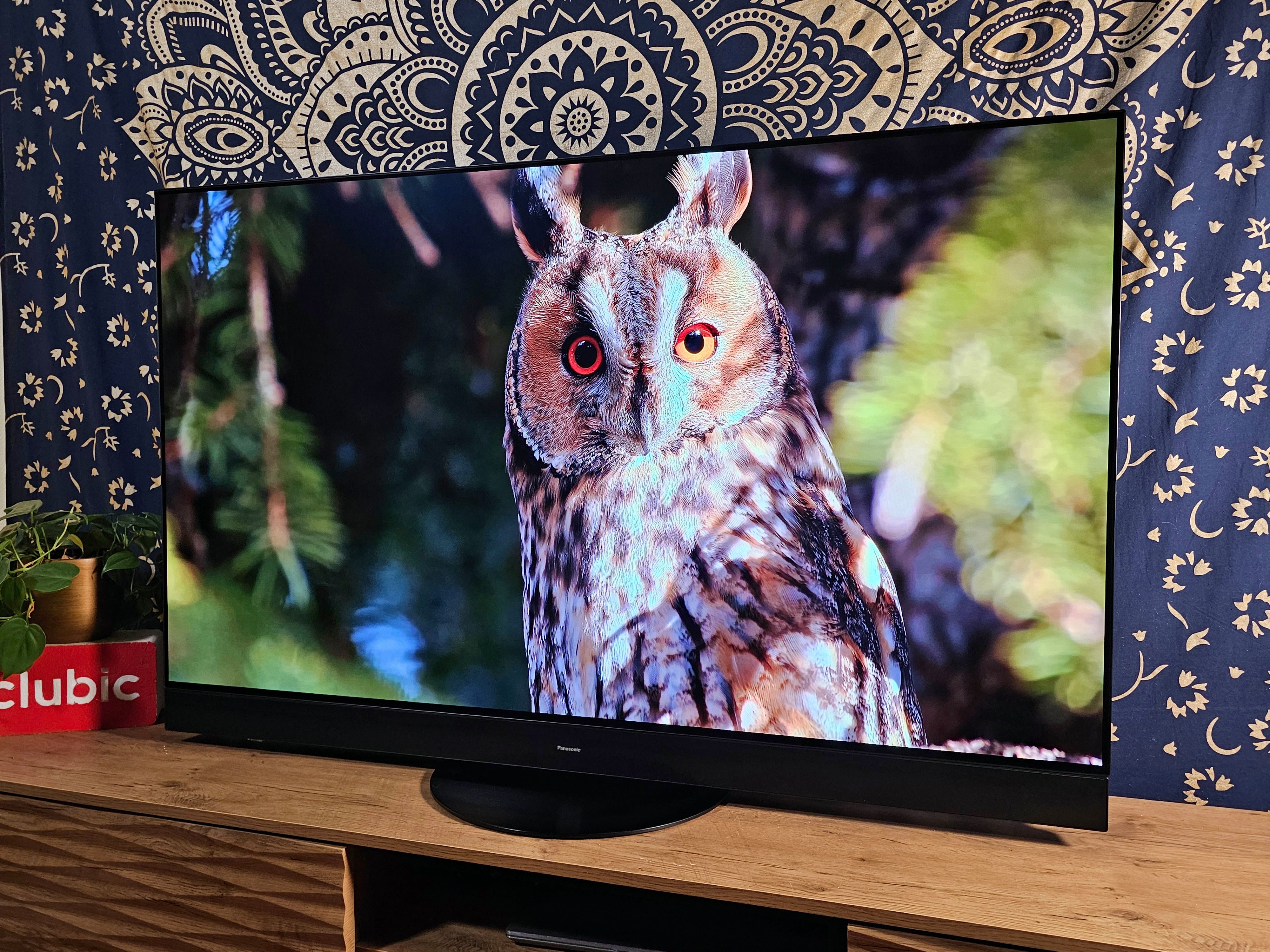 Avec son support central qui autorise la rotation, un cadre très fin, une intégration audio discrète et élégante, et une grande variété de connectiques, le Panasonic MZ2000E est un excellent élève en matière de design © Matthieu Legouge pour Clubic