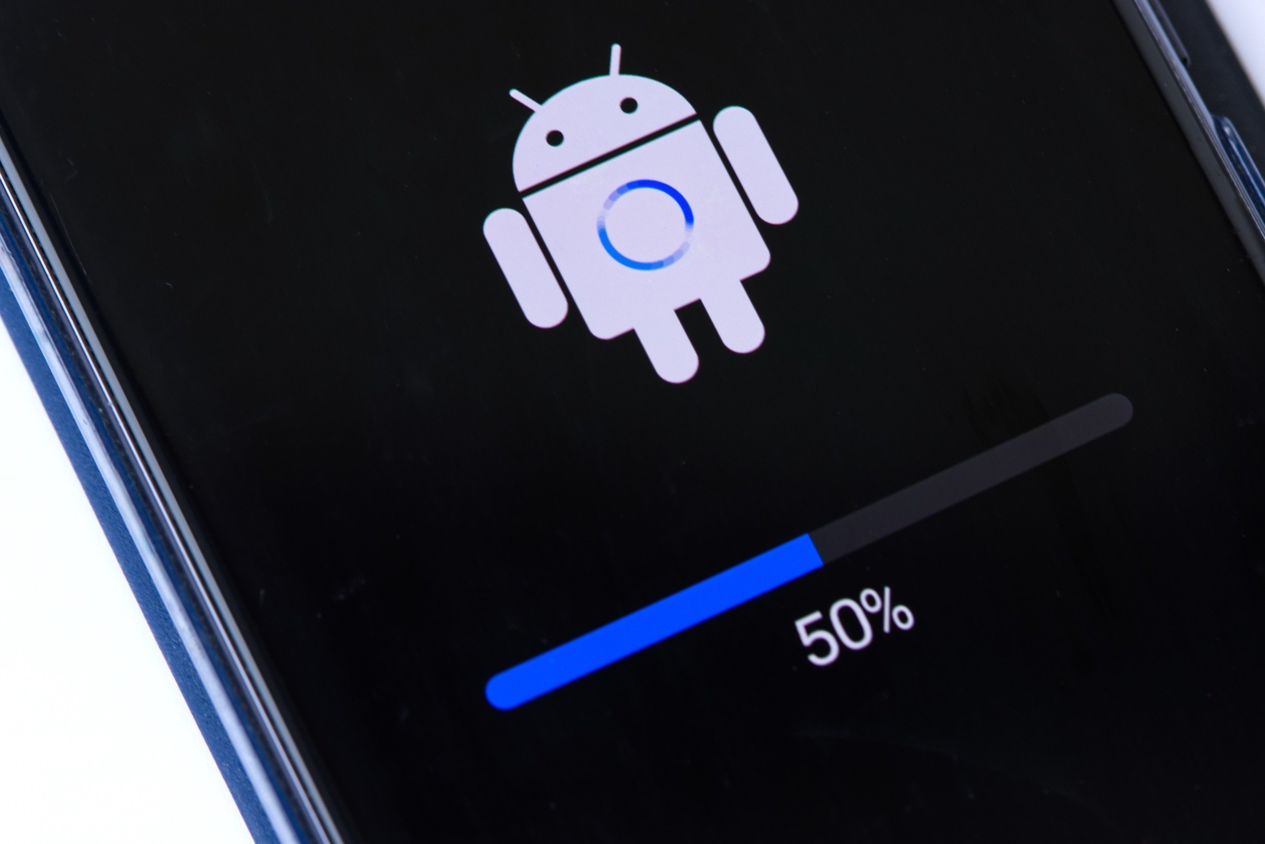 Pour patcher cette vieille faille de deux ans, mettez rapidement à jour votre smartphone Android 13, 14 et 15. © Below the Sky / Shutterstock