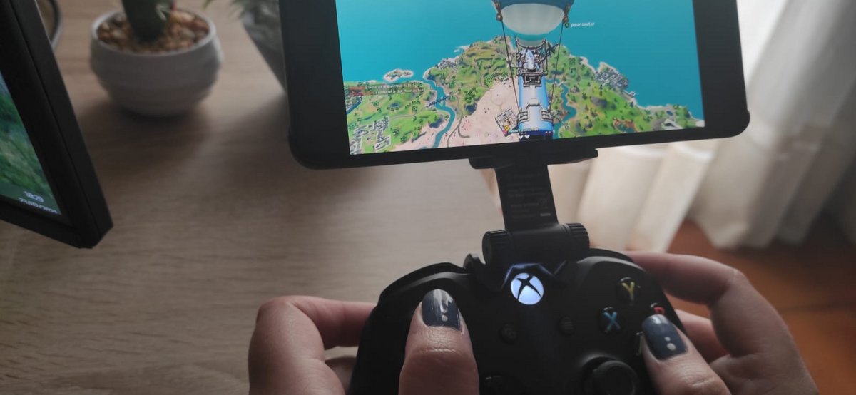 Des contrôles tactiles pour mobile sont intégrés à GeForce Now, mais l'utilisation d'une manette est recommandée.