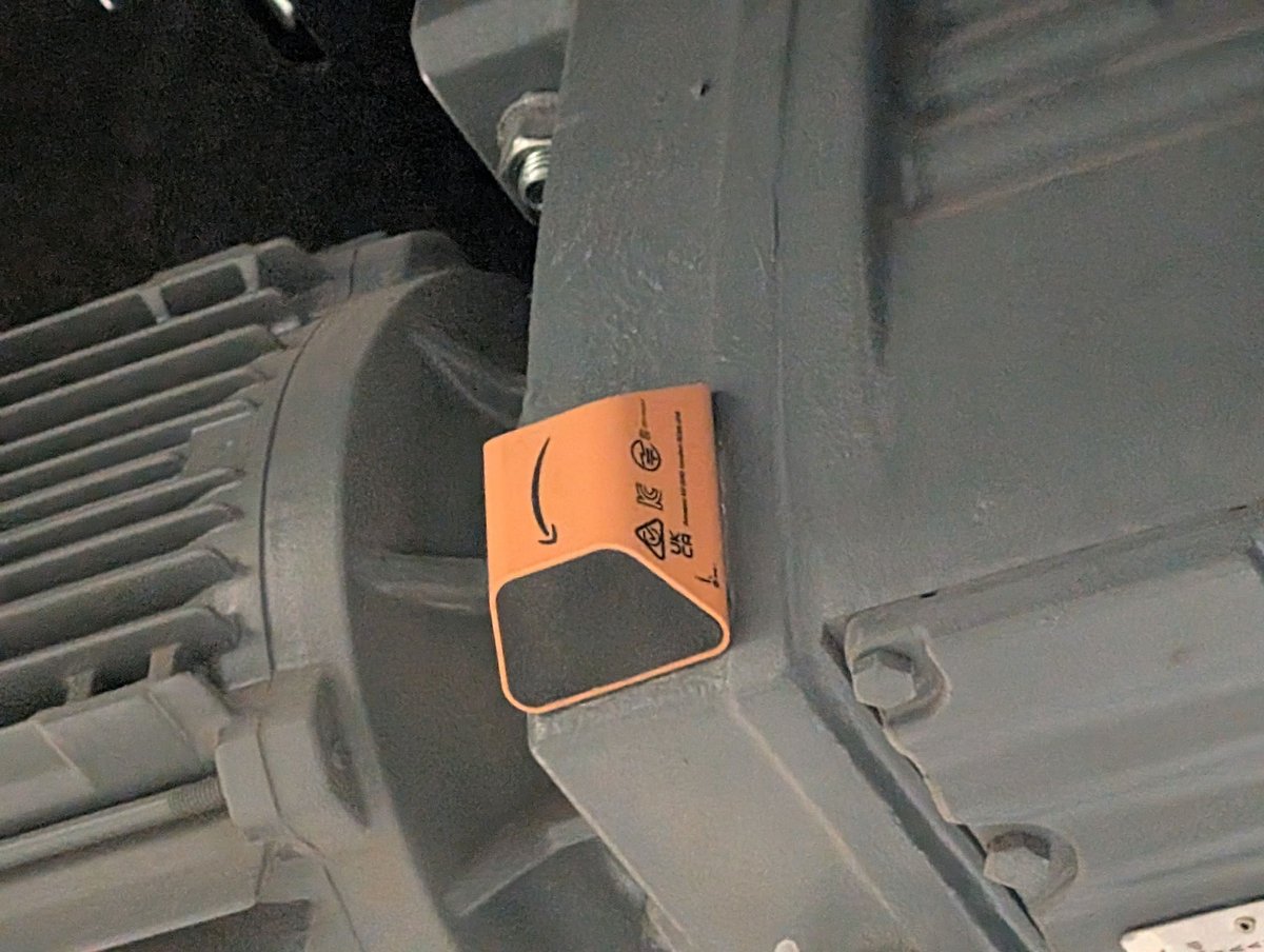 Ces petits boitiers orange, il en existe des centaines répartis dans tout le centre de distribution, sous les rails notamment. C'est de l'IoT, destinée à la sécurité et à la maintenance prédictive. © Alexandre Boero / Clubic