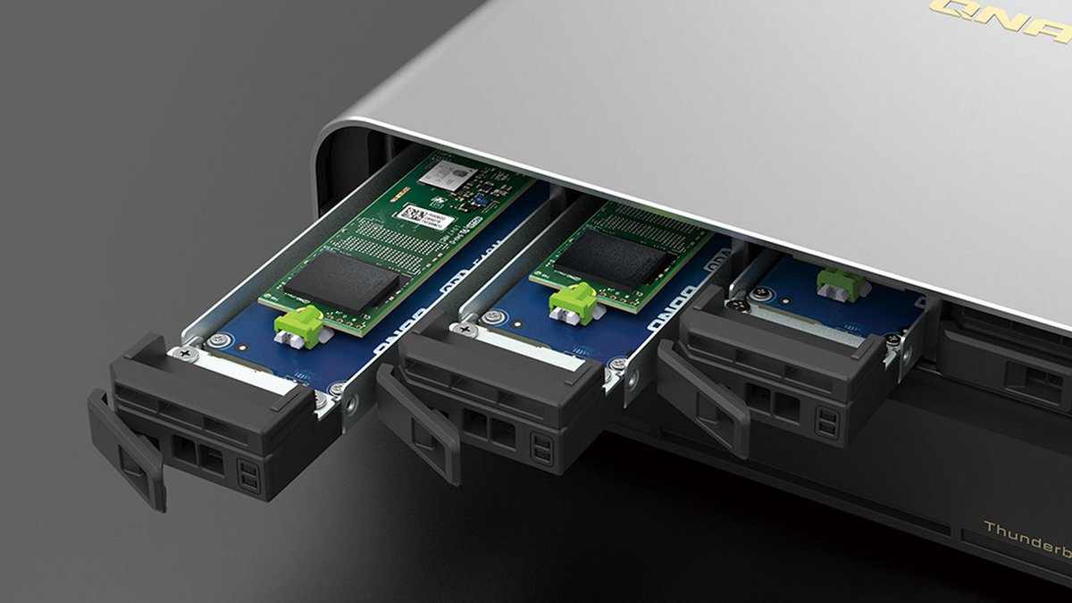 Les SSD E1.S autorisent le remplacement à chaud © QNAP