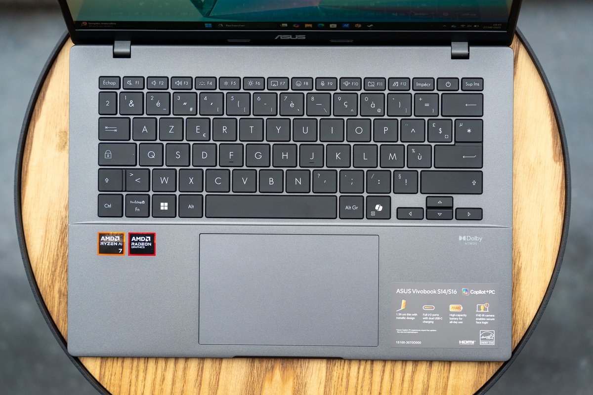 Le clavier est un peu étroit, mais après quelques heures d'utilisation, on s'y fait très bien. © Clubic