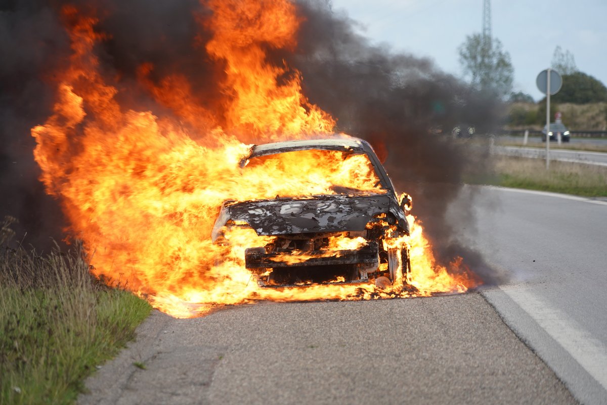 Les incendies de VE peuvent être plus difficiles à éteindre et durer plus longtemps en raison de la densité énergétique de la batterie. © Christian.dk / Shutterstock