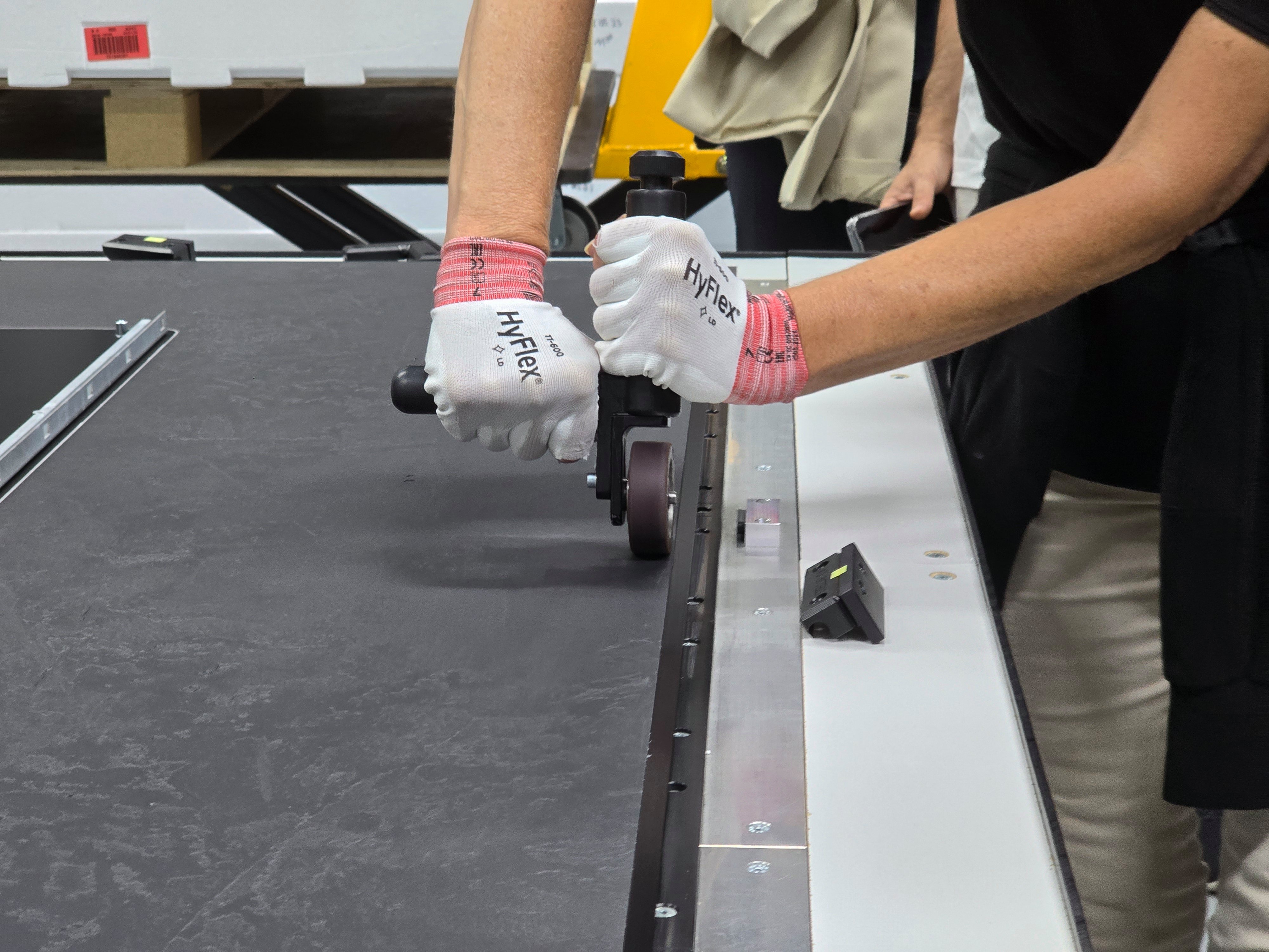 Sur la ligne d'assemblage de Loewe, beaucoup d'étapes nécessitent l'intervention humaine. © Matthieu Legouge