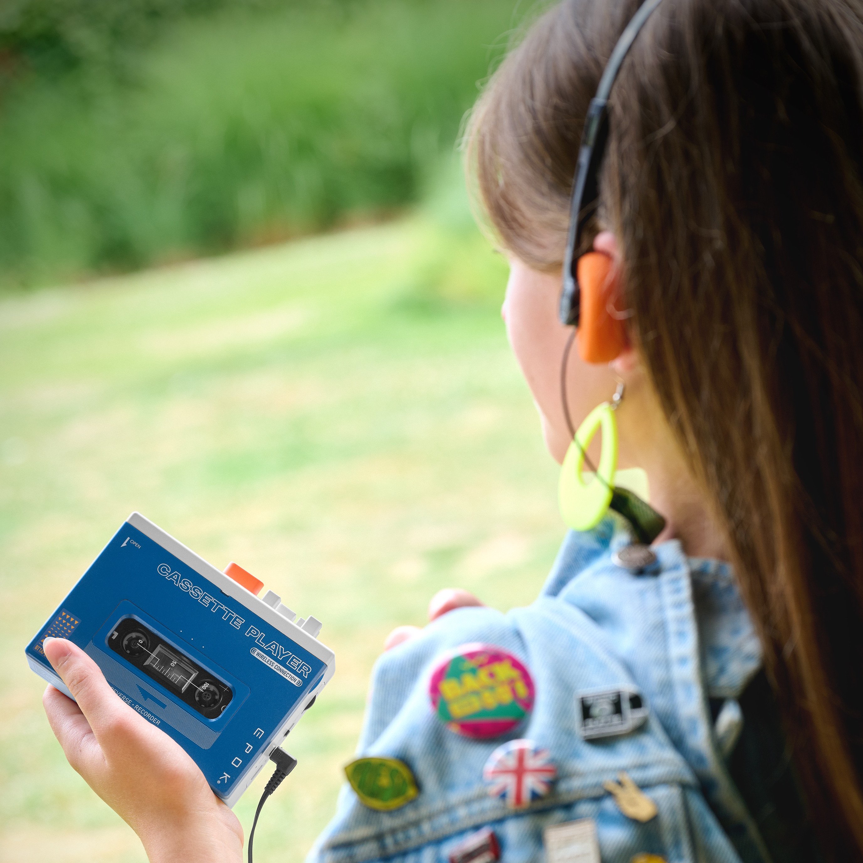 On pourra se servir de ce baladeur cassette aussi bien pour écouter ses K7 (même avec un casque sans fil) que pour profiter de ses playlists Spotify. T'as le look Coco ! ©Bigben