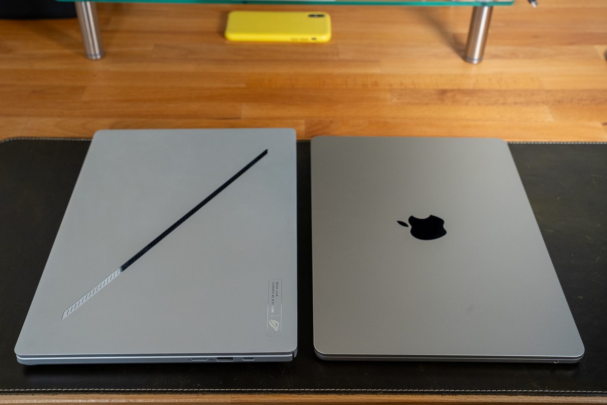 Le G14 2025 à côté d'un MacBook Air, pour comparaison. © Clubic