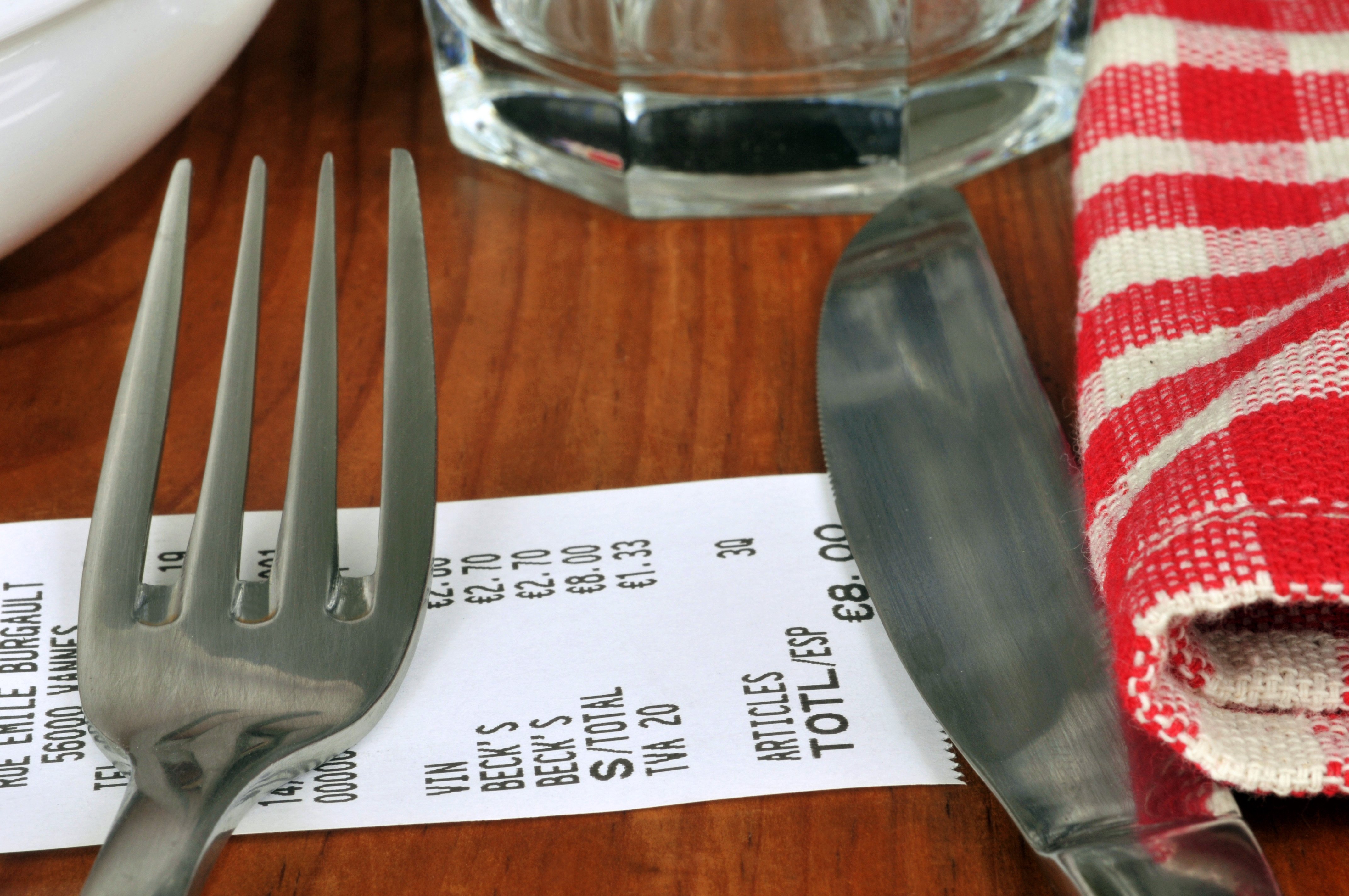  La contrefaçon par IA se met à table. © RVillalon / Shutterstock