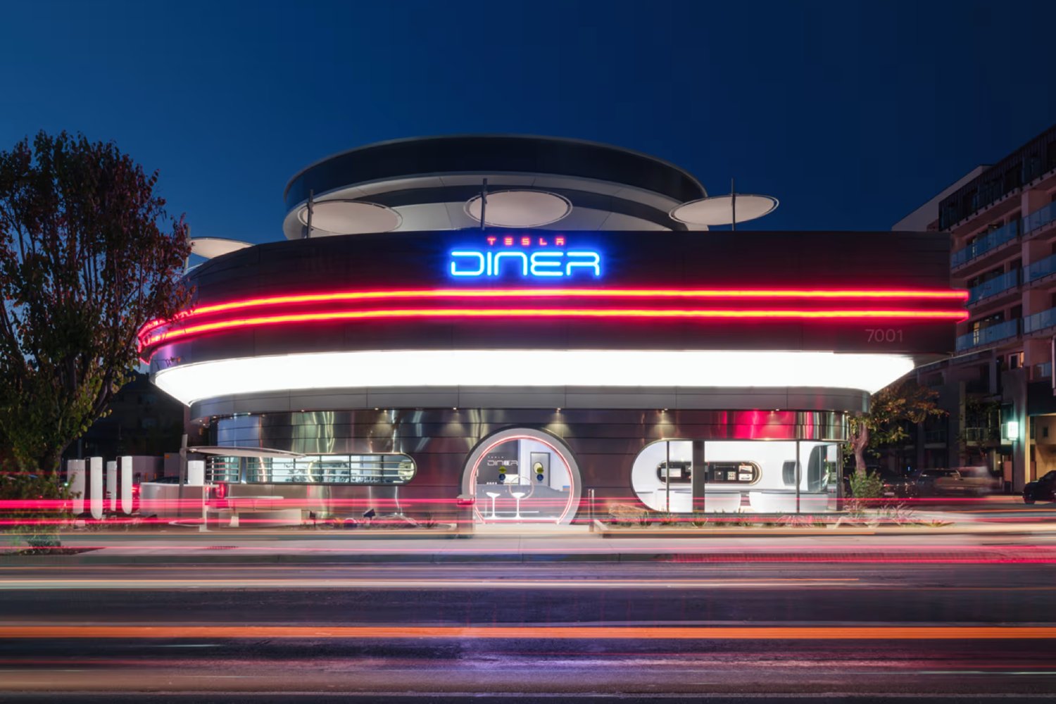 Le Tesla Diner photographié de nuit. ©Tesla