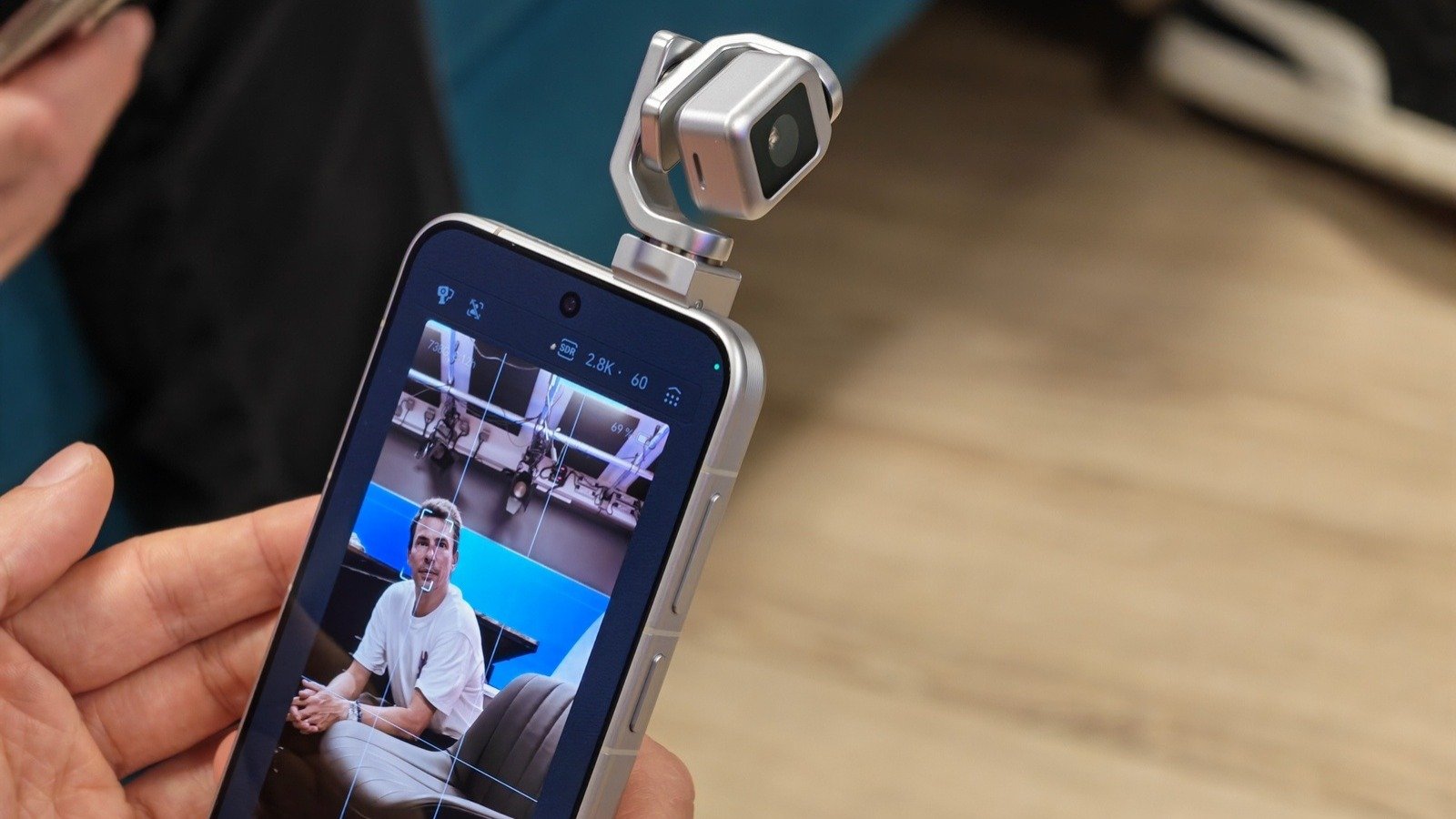 Le bras motorisé du Robot Phone permet des prises de vue même dans des angles difficiles à atteindre. ©Nicolas Guyot pour Clubic