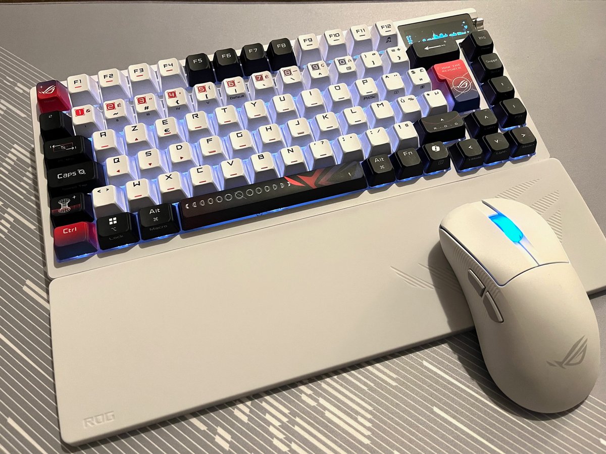 Les touches RGB du clavier détendent et illuminent une pièce obscure © Vincent Touveneau pour Clubic 