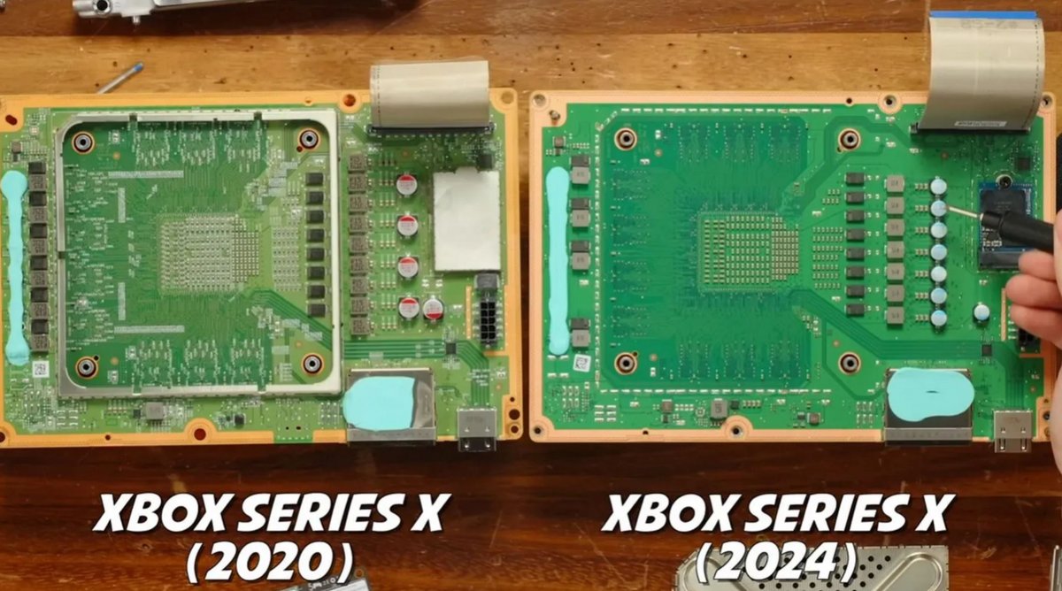 À gauche, la carte mère de la Xbox Series X de 2020, à droite, celle des nouvelles Xbox Series X lancées récemment © Austin Evans / YouTube