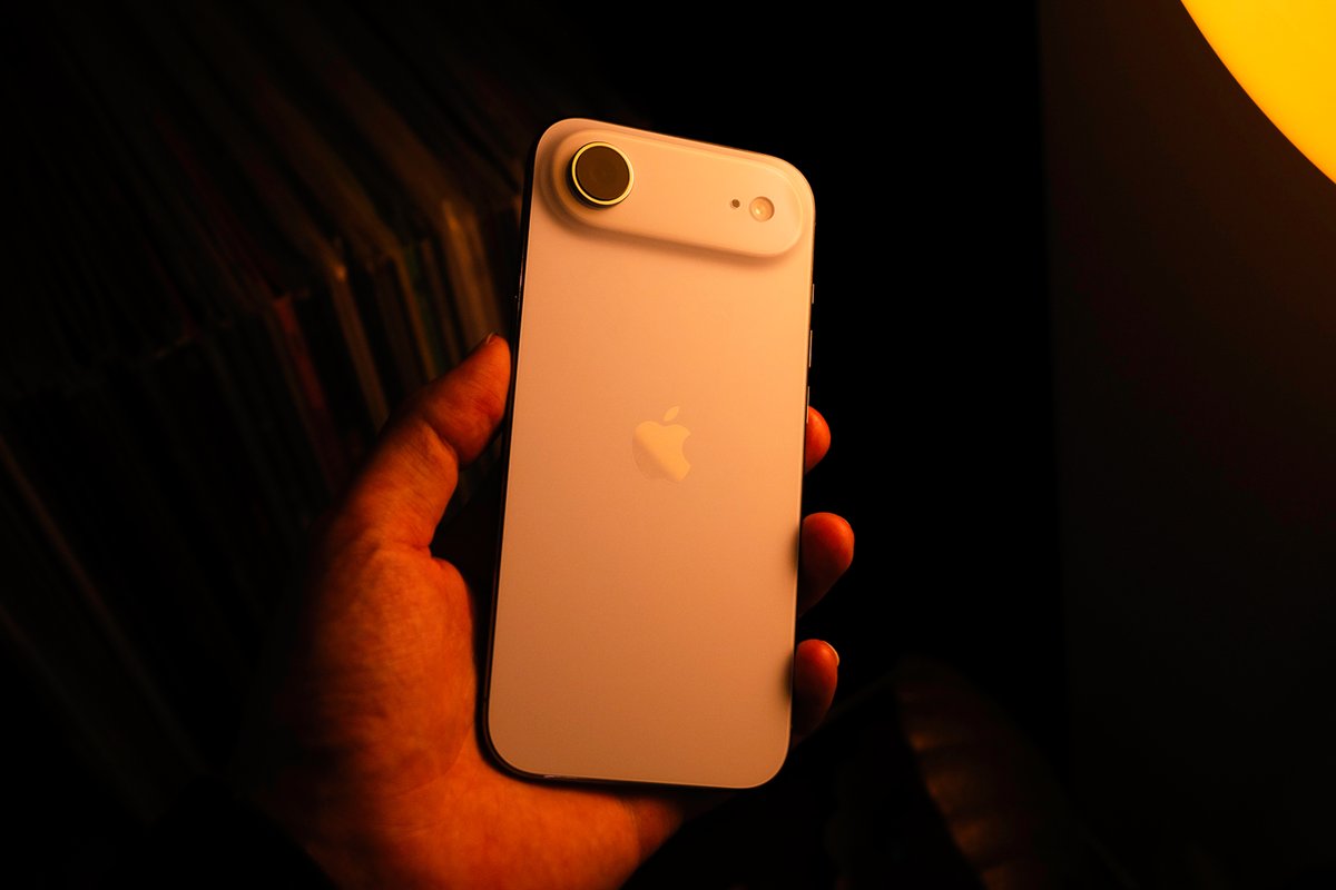 Contrairement aux modèles Pro, l'iPhone Air a un châssis en titane. © Pierre Crochart pour Clubic.com