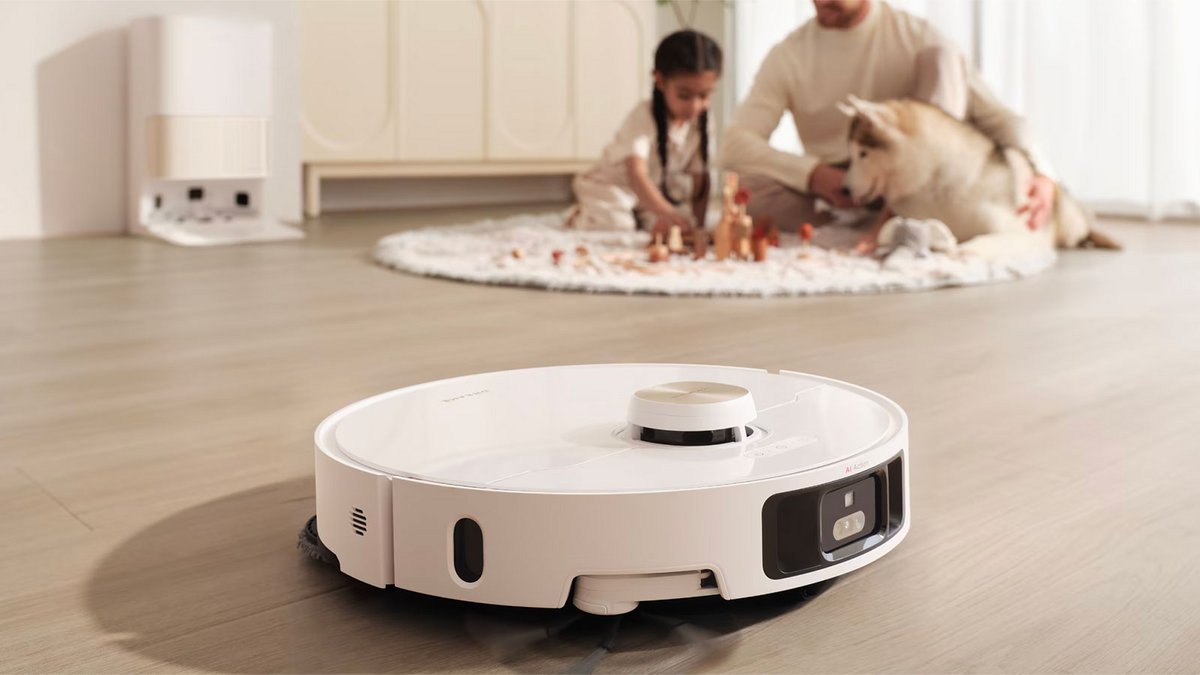 Avec 19 000 Pa et ses brosses adaptatives, ce robot s’attaque efficacement à la poussière comme aux miettes, sur tous les sols. ©Dreame