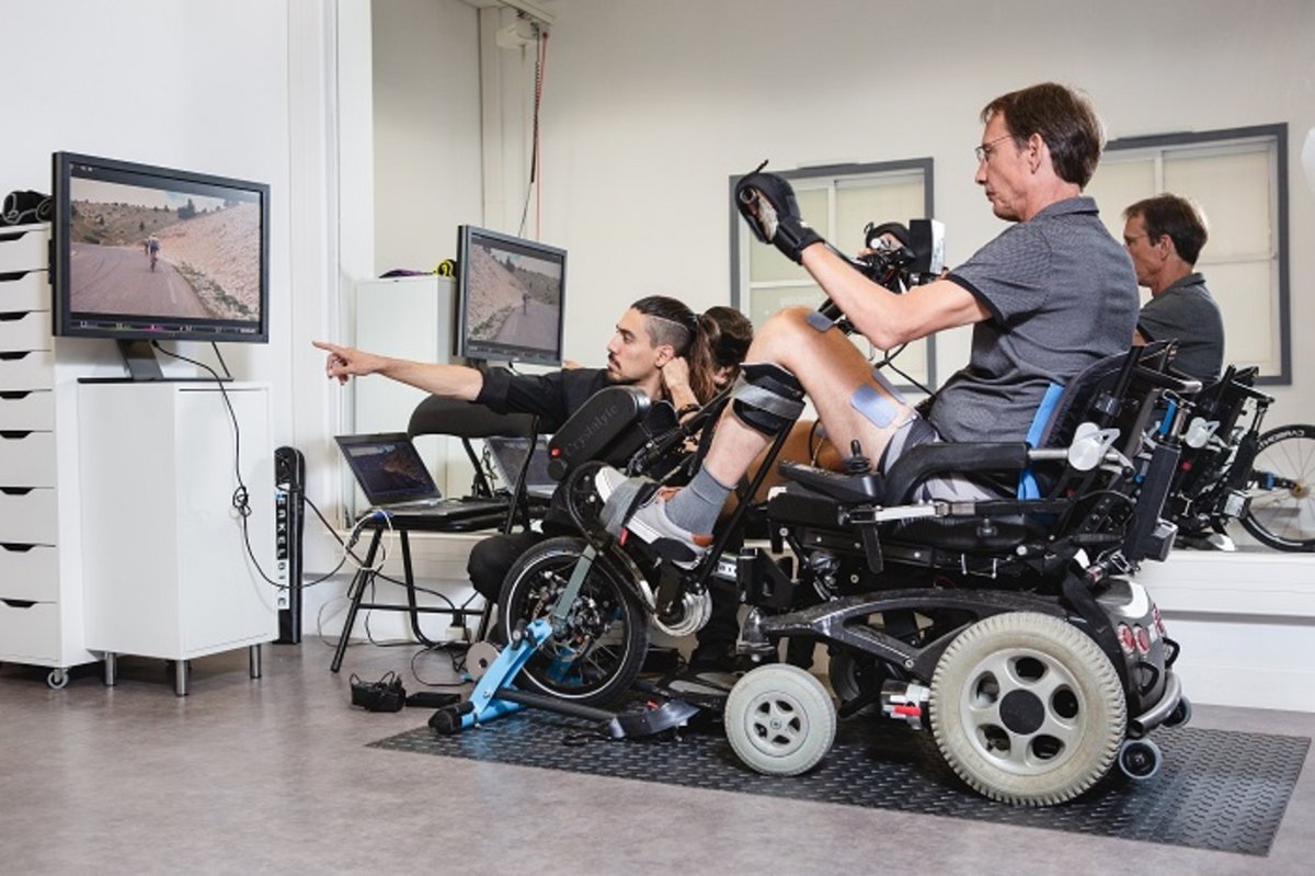 Vance Bergeron sur un des prototypes de la 1ère salle de sport dédiée au handicap moteur (© Frédérique PLAS / UMR5672 / CNRS Photothèque)