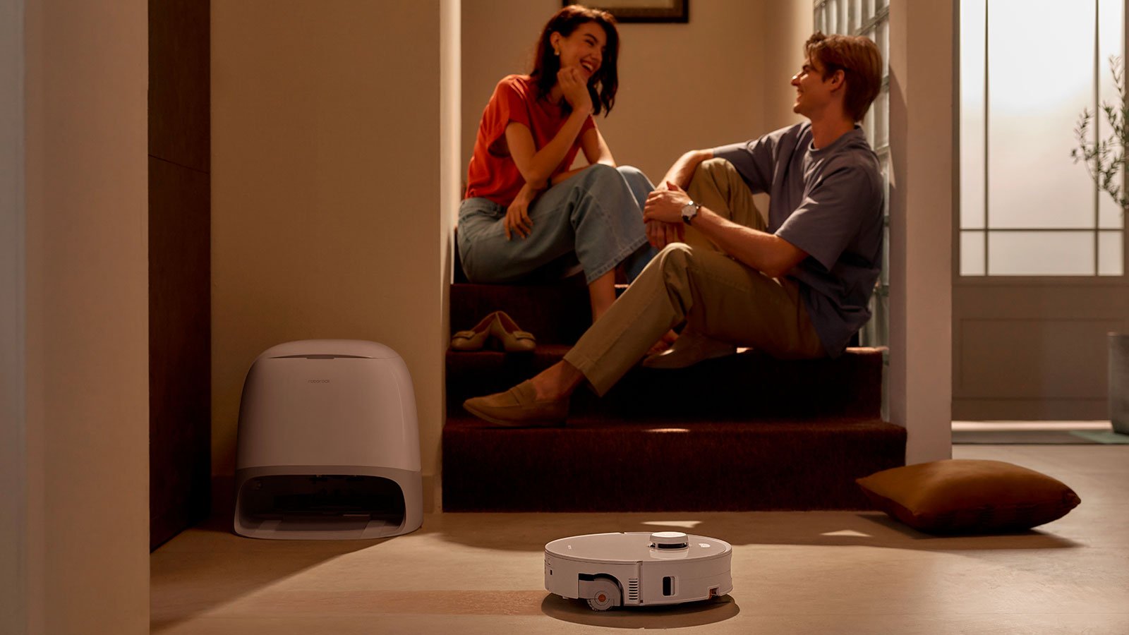 Avec son rouleau motorisé inédit, le Qrevo Curv 2 Flow s’impose comme un aspirateur robot nouvelle génération prêt pour le haut du tableau. ©Roborock