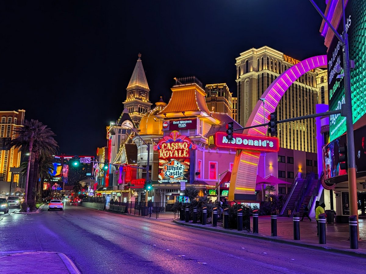 Bienvenue à Las Vegas ! Nous sommes ici sur l'iconique Strip, véritable cœur de la Sin City. © Alexandre Boero / Clubic