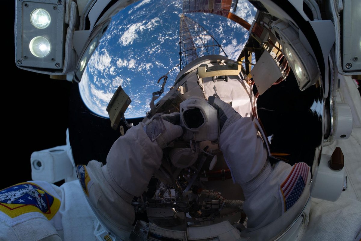 L'astronaute Mike Hopkins prend un selfie lors de sa dernière sortie le 1er février © NASA