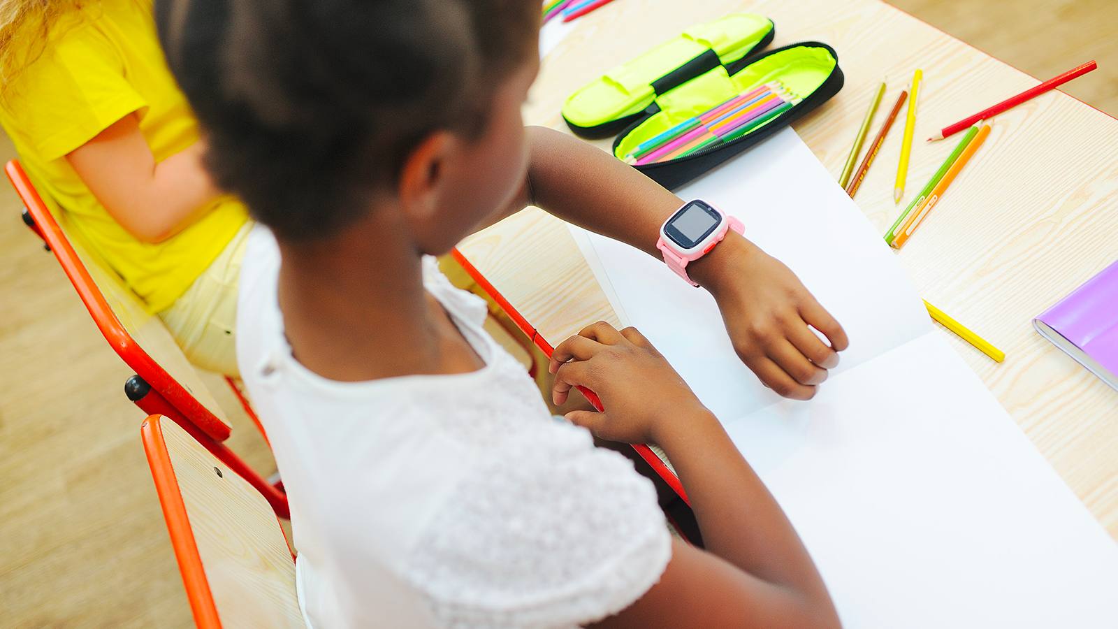 La Kids Watch offre un juste équilibre entre autonomie et sécurité, sans internet ni réseaux sociaux ©Shutterstock