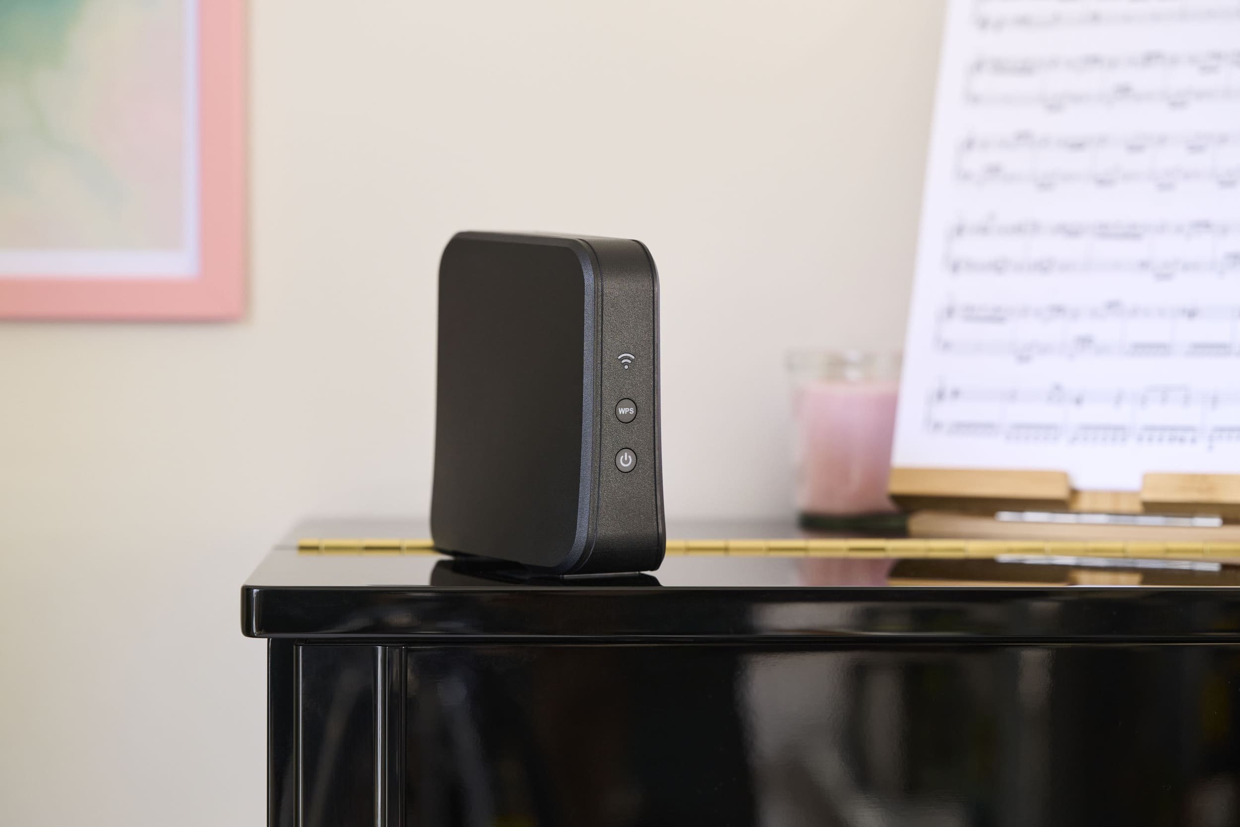 Deux répéteurs Wi-Fi 7, en voici un, accompagneront la SFR Box 10+. © SFR