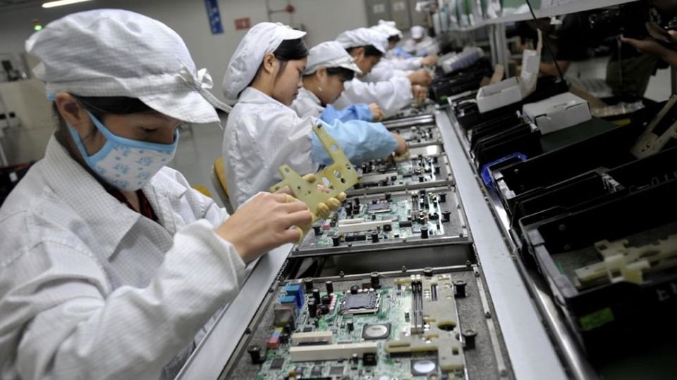 Des employés de Foxconn à son usine de Shenzen © AFP