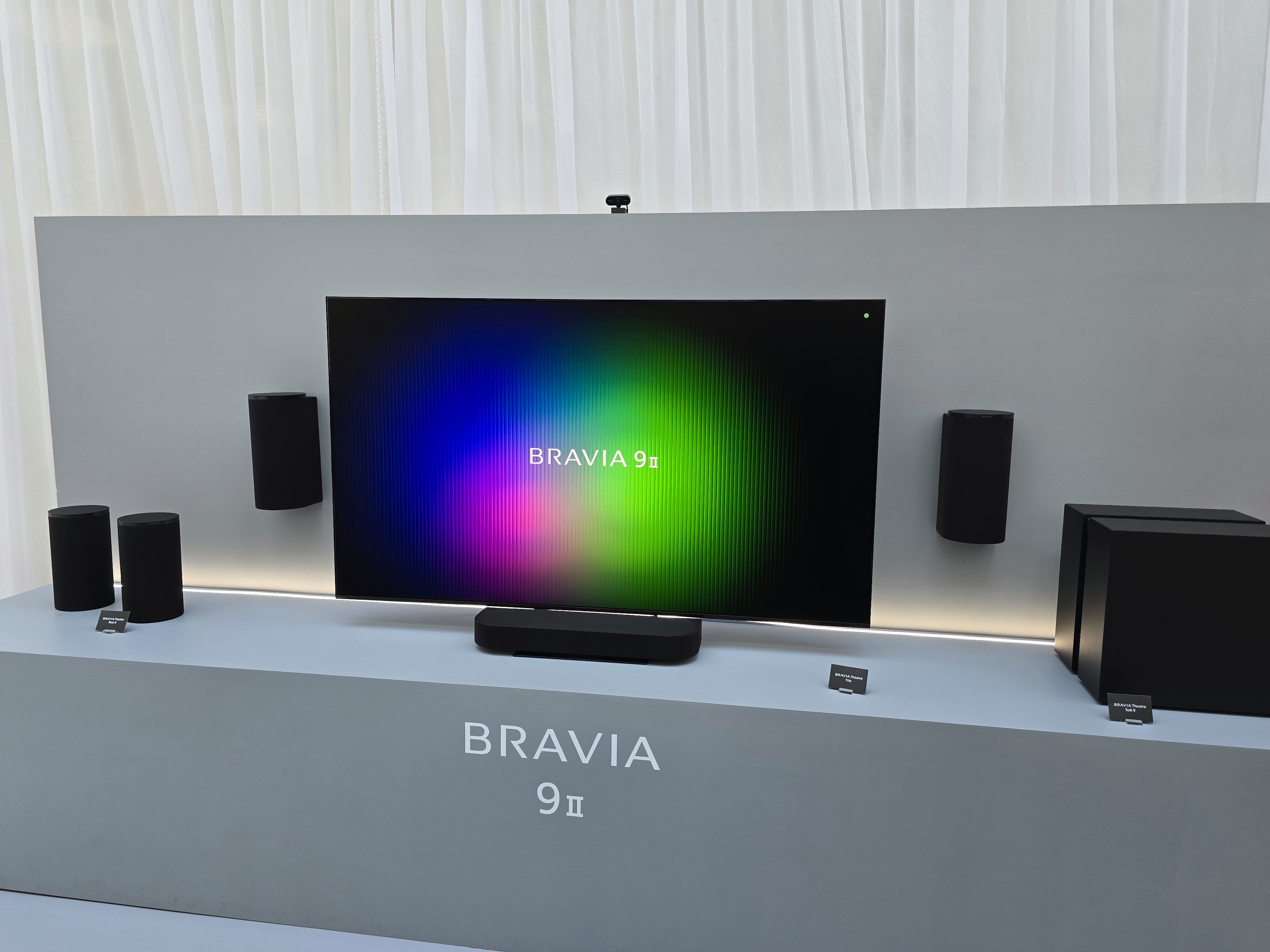 Le Bravia 9 II accompagné du Sony Theater Trio, ses enceintes Rear9 et le caisson de basses Sub9. © Matthieu Legouge