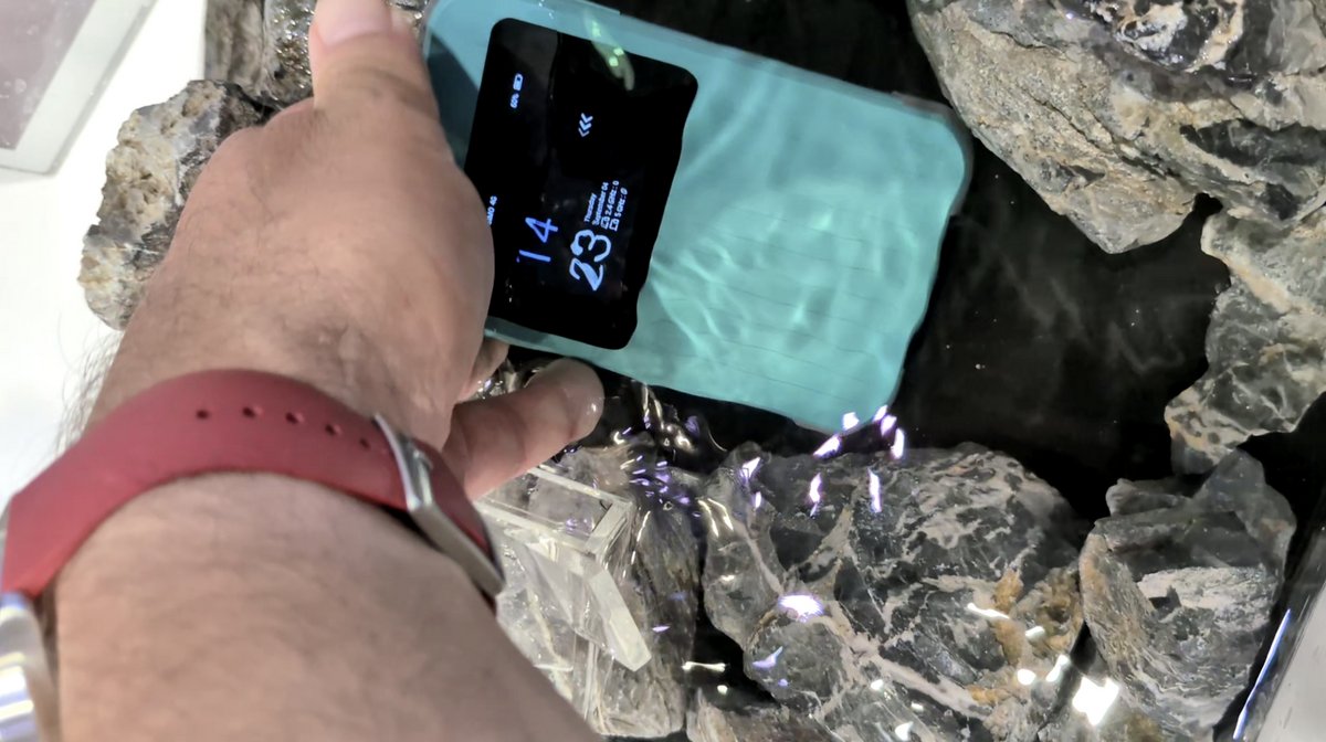 L'Acer Connect M4 5G est IP68 et résiste à bien plus que des éclaboussures. ©Nicolas Guyot pour Clubic