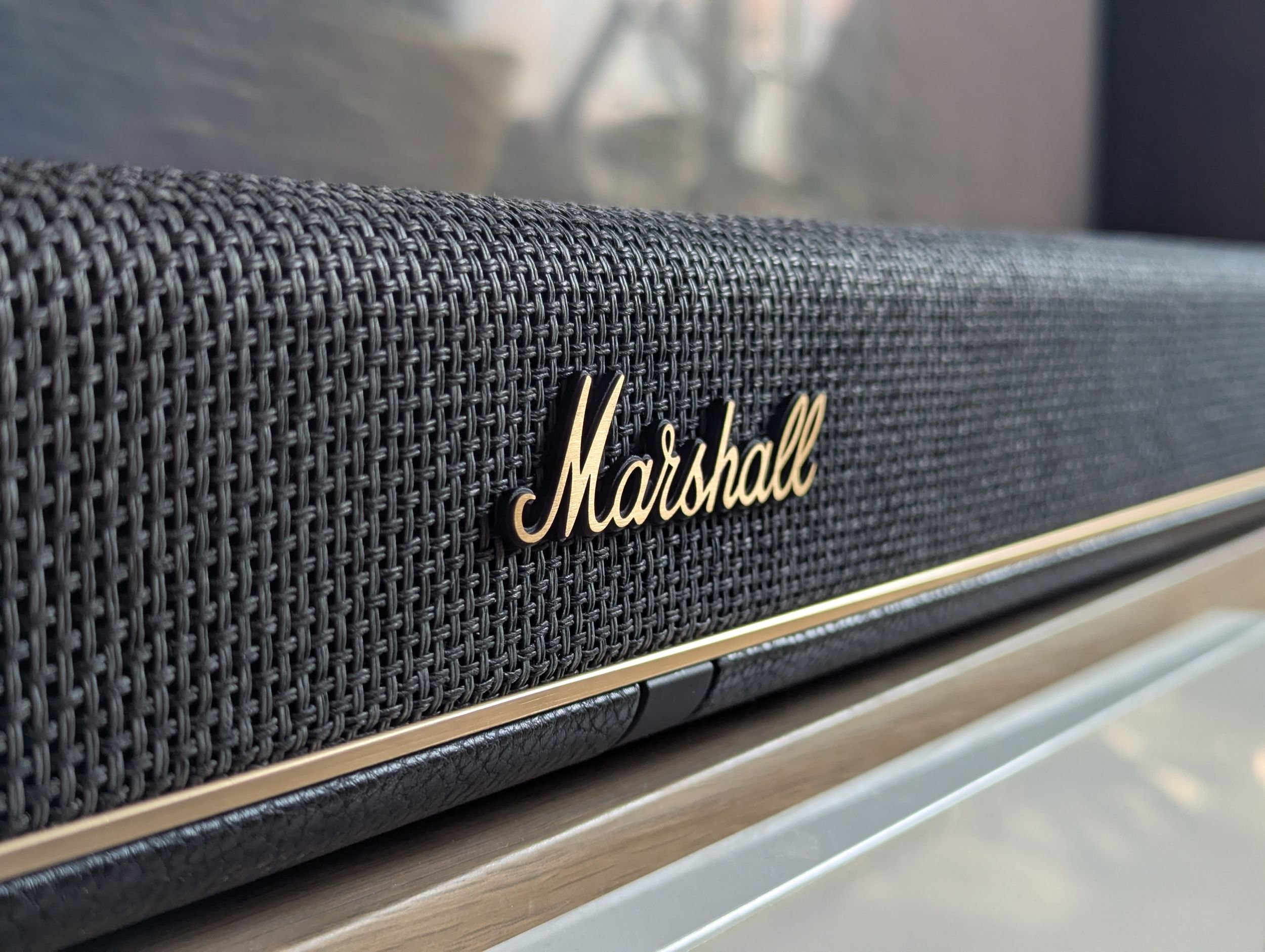 Évidemment, le logo couleur laiton est mis en avant ©Guillaume Fourcadier pour Clubic