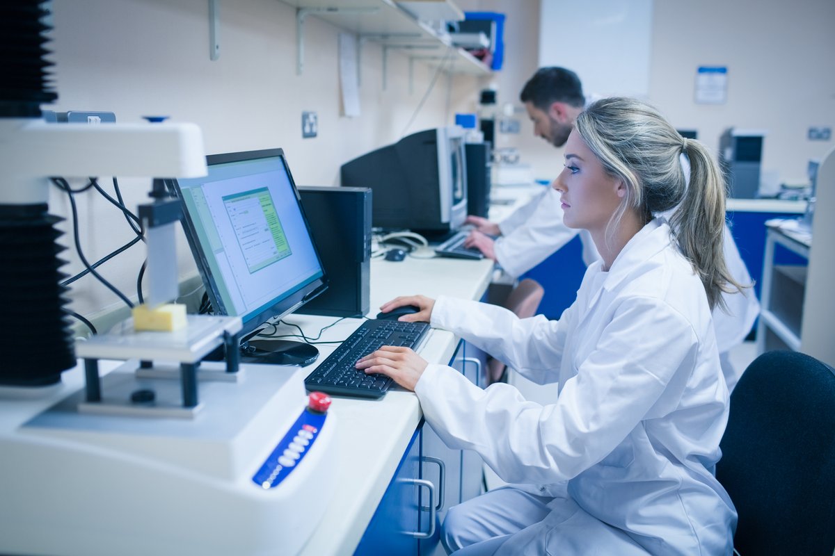 Un laboratoire en plein travail © wavebreakmedia / Shutterstock