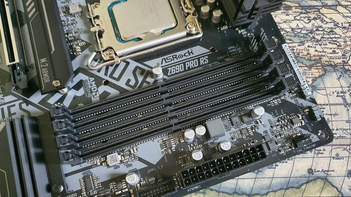 Les quatre ports DIMM DDR4 constituent la principale singularité de cette Z690 PRO RS © Nerces