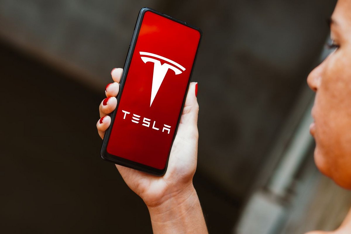 L'application Tesla s'ouvre sur un smartphone © rafapress / Shutterstock