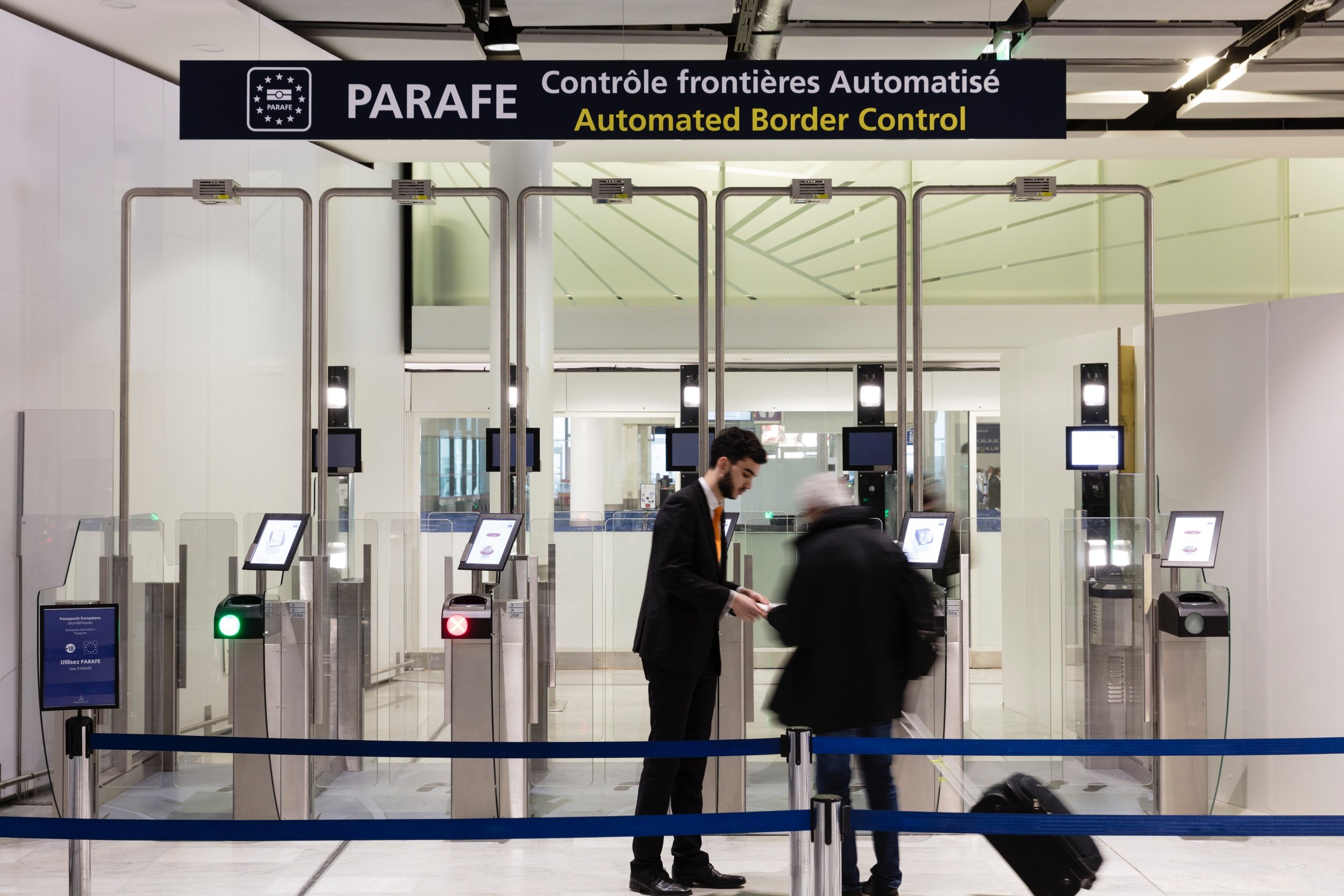 Les sas PARAFE permettent d'automatiser les contrôles d'identité aux frontières et sont de plus en plus nombreux dans les aéroports. Leur utilisation est facultative, mais peu de voyageurs et voyageuses en ont conscience. © Zoo Studio pour Groupe ADP