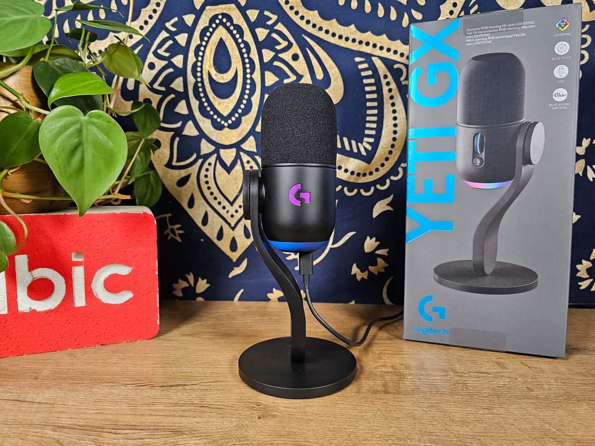 Le micro Logitech hors de sa boîte, avec son support © Matthieu Legouge pour Clubic